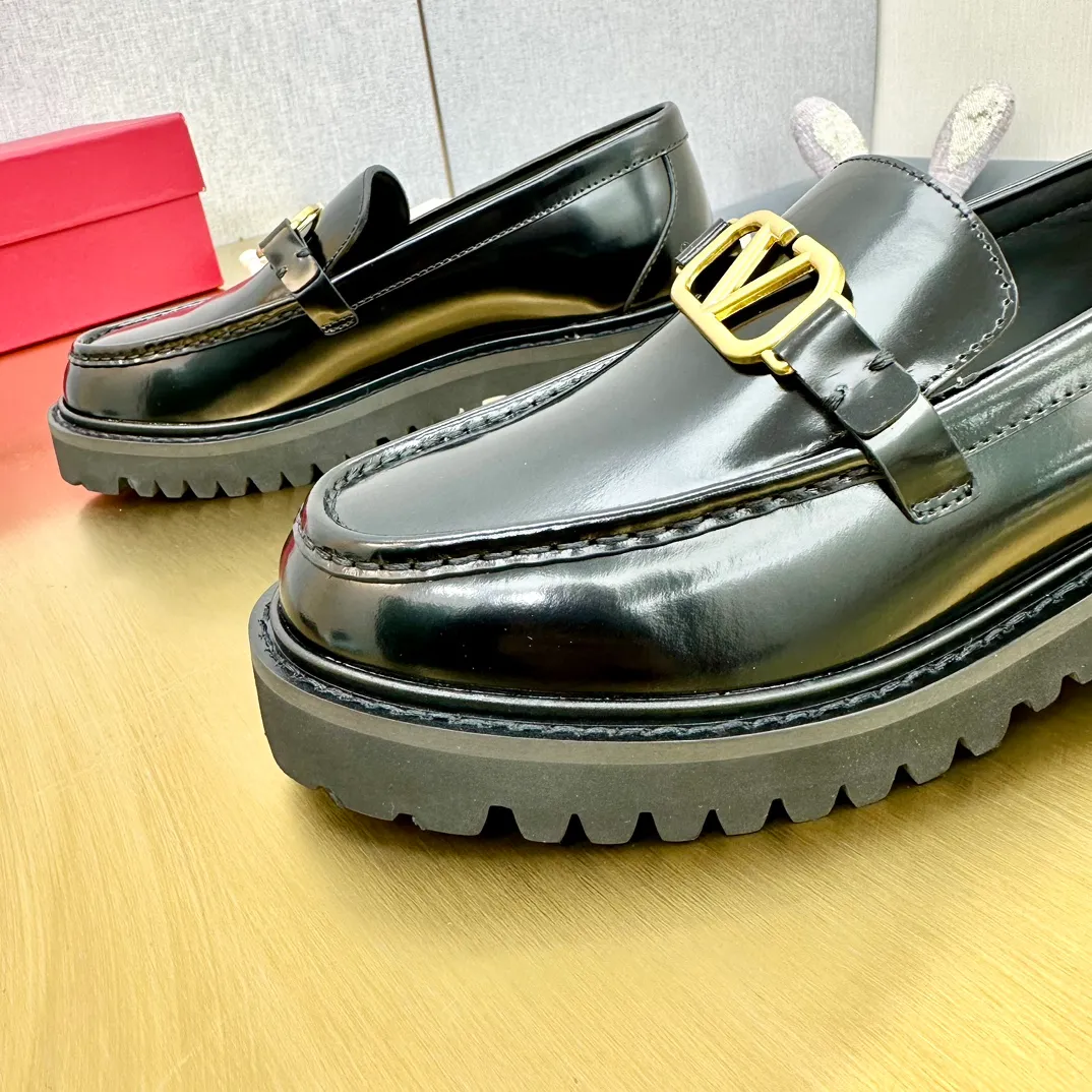 👟👟Ex-factory price 560👟👟 2024【VALENTINO】Valentino's early spring fashionable slip-on loafers are hot new🆕 Versatile style with temperament💃🏻 Slay the whole audience immediately when you put them on [Love] The ultra-simple design is more timeless and attractive! Fashionable and neat feeling, it is a magic tool for increasing your height and slimming down ✨ The shoe collar is specially added with anti-wear latex! You won't feel tired after walking all day long🦶🏻 The upper is made of open-edge beaded cowhide material and paired with a calfskin lining, which is full of texture! 👿Bottom thickness 4.0cm 👿Color: Black Brown 👿Size: 35-40 Factory ready supply